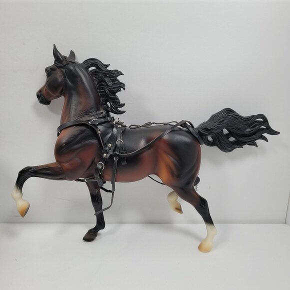 Retired Breyer Huckleberry Bey #472 Collectible Horse with Accessories - Picture 5 of 12